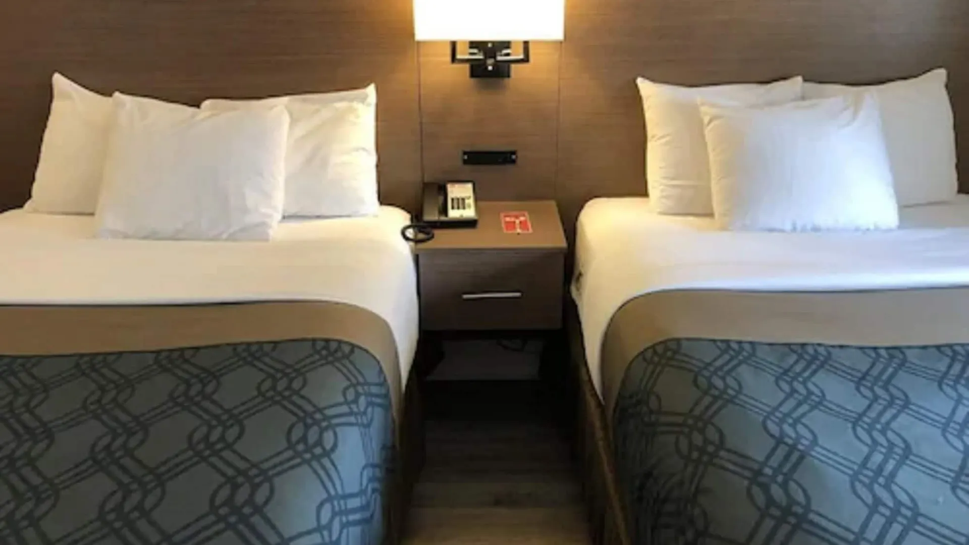 Econo Lodge Inn & Suites Downtown Toronto 2*,