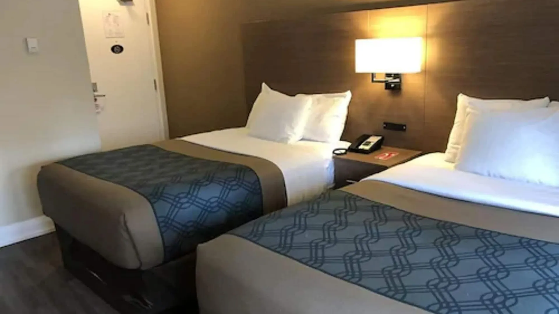 Econo Lodge Inn & Suites Downtown Toronto
