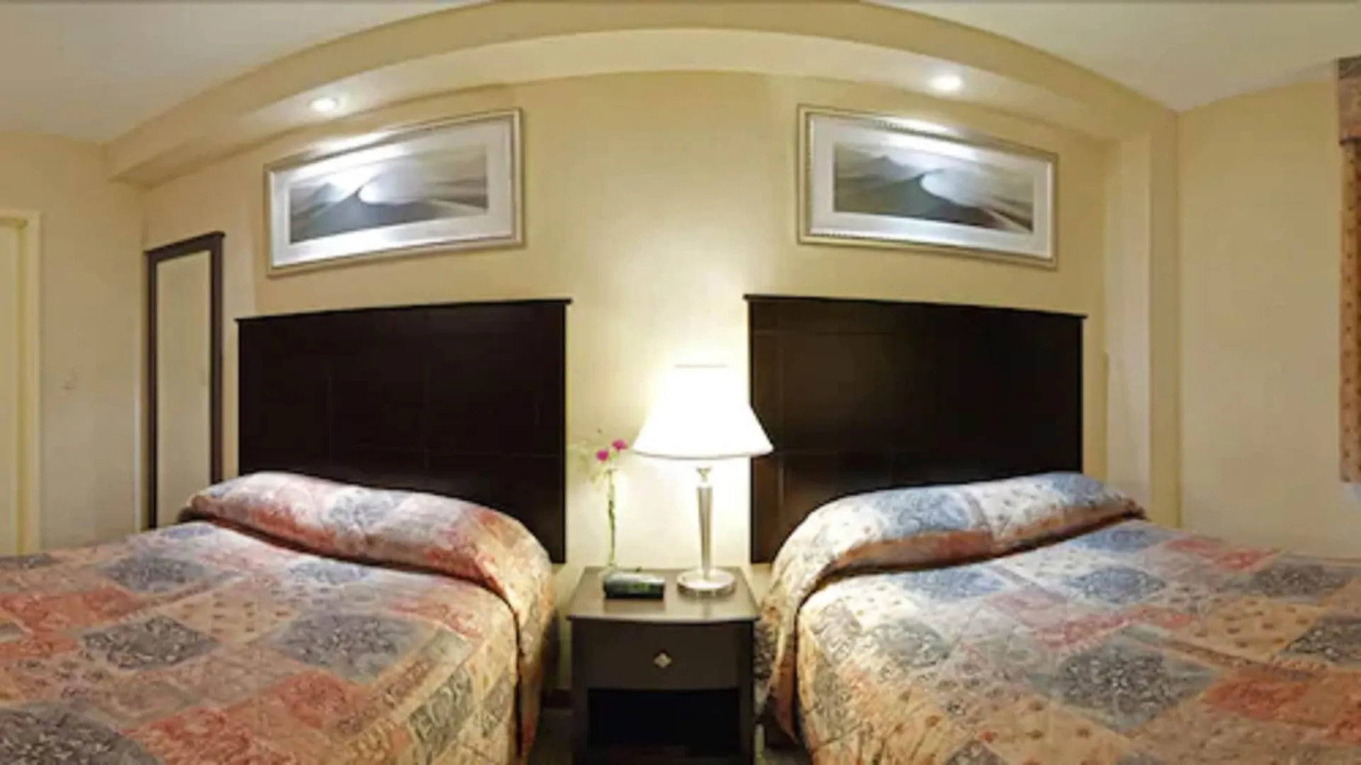 Econo Lodge Inn & Suites Downtown Toronto Canada