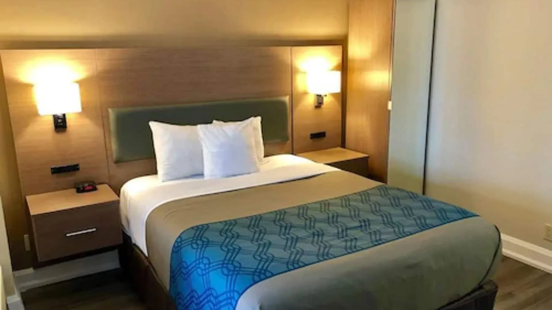 Econo Lodge Inn & Suites Downtown Toronto