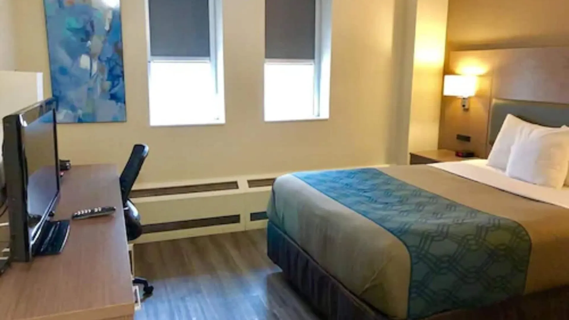Econo Lodge Inn & Suites Downtown Toronto 2*,