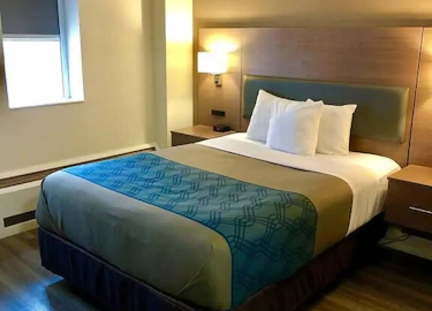 Econo Lodge Inn & Suites Downtown Toronto 2*,  Canada