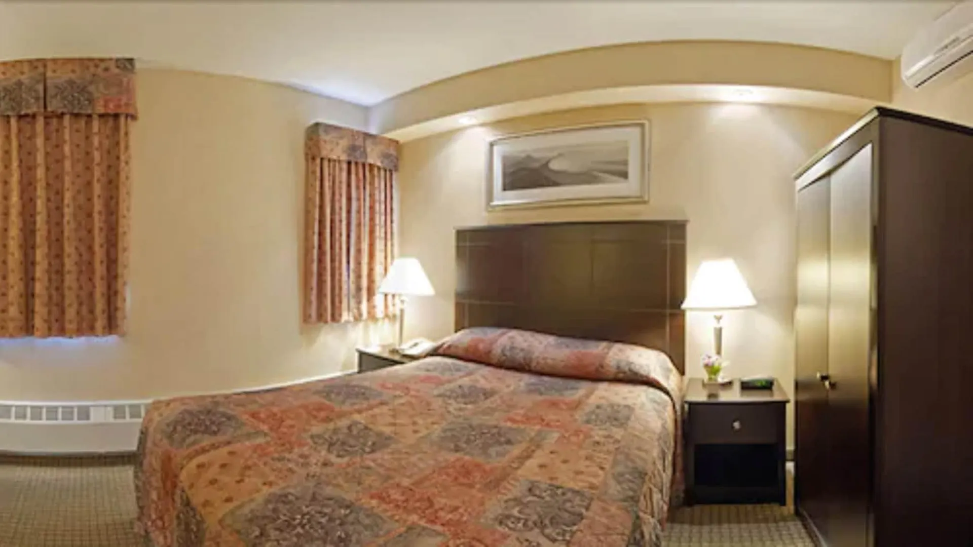 Econo Lodge Inn & Suites Downtown Toronto Hotel