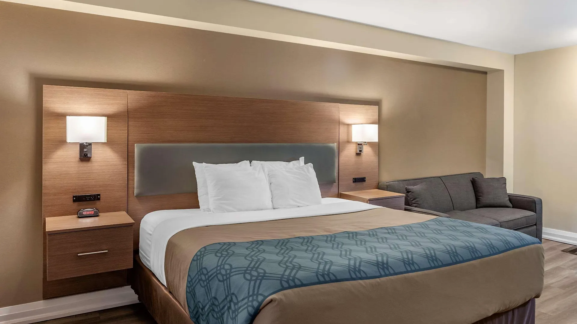 Econo Lodge Inn & Suites Downtown Toronto Hotel