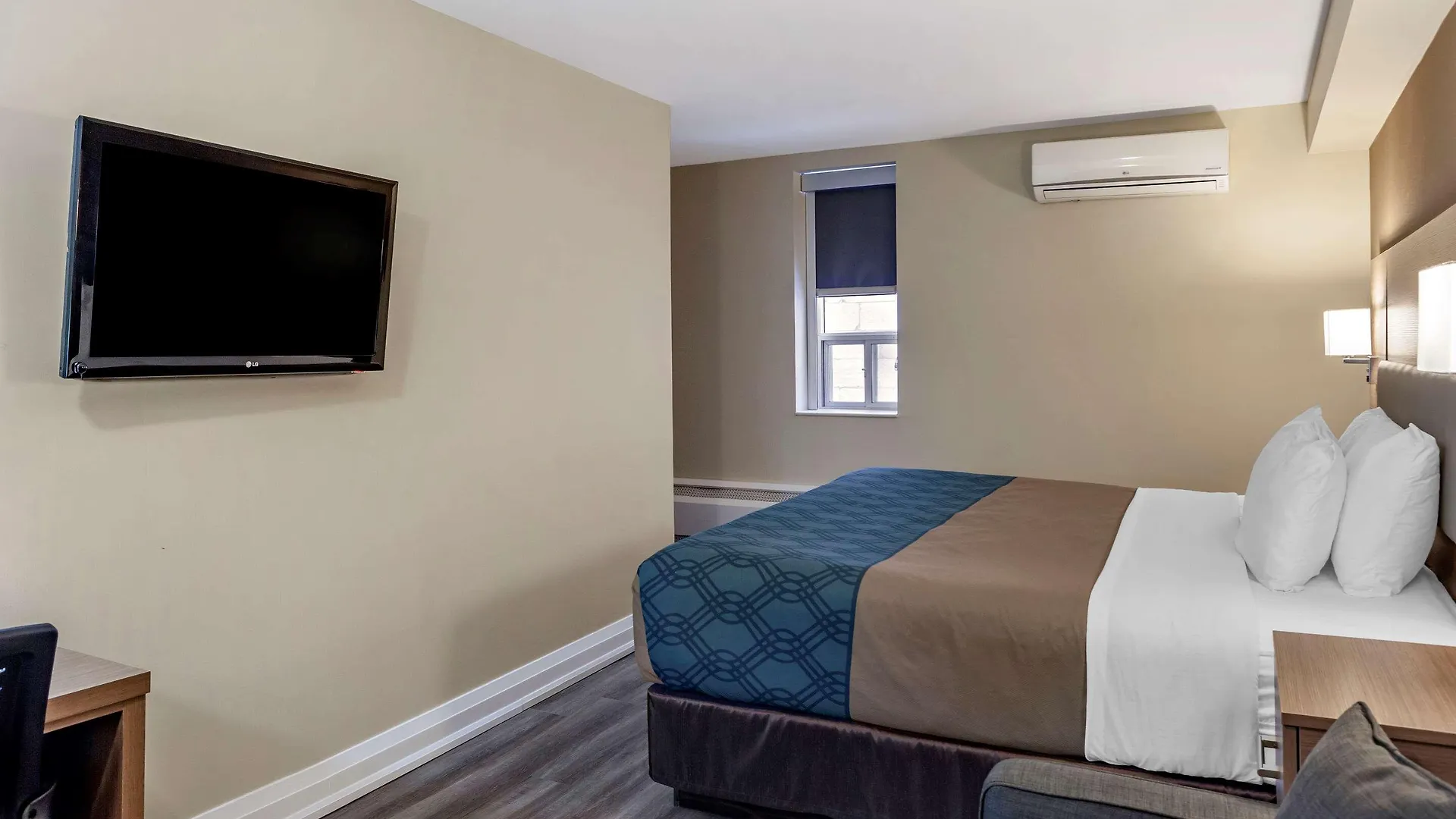 Econo Lodge Inn & Suites Downtown Toronto 2*,