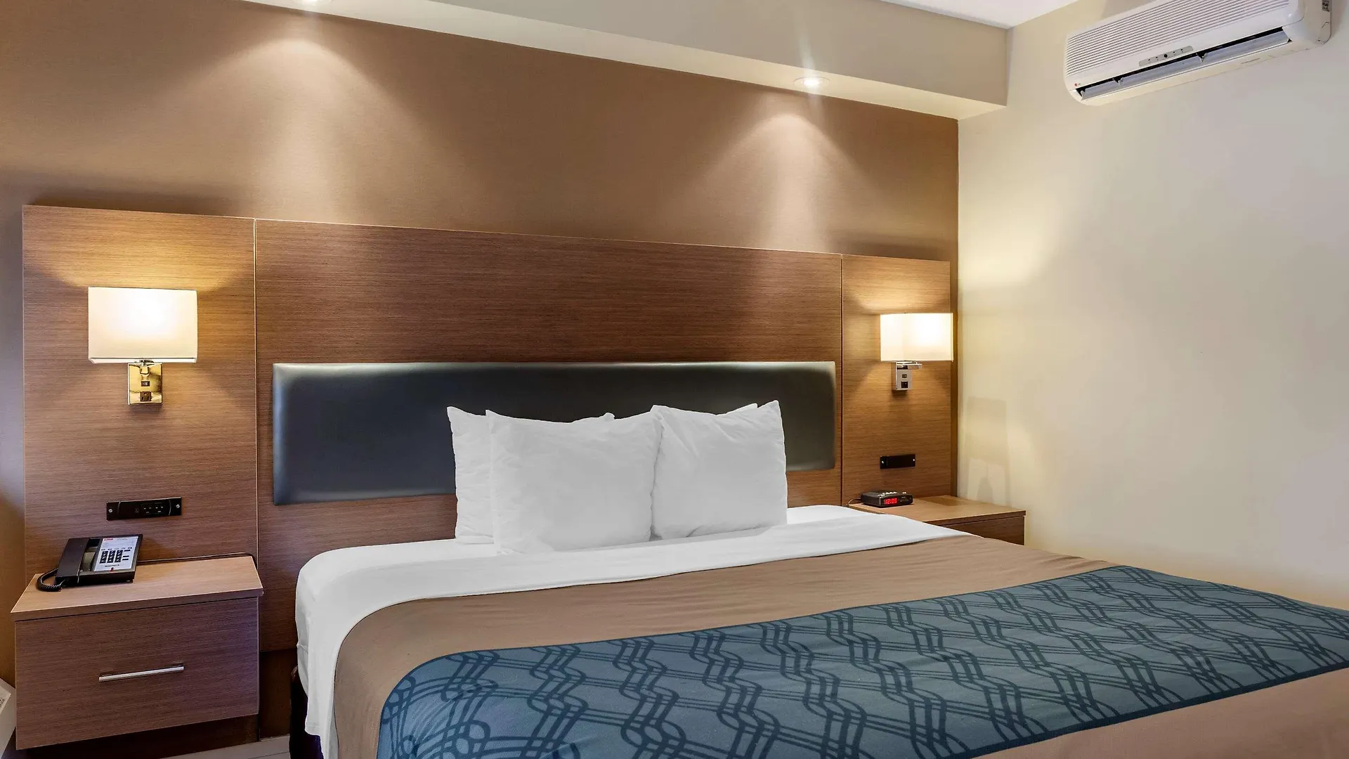 Econo Lodge Inn & Suites Downtown Toronto Hotel