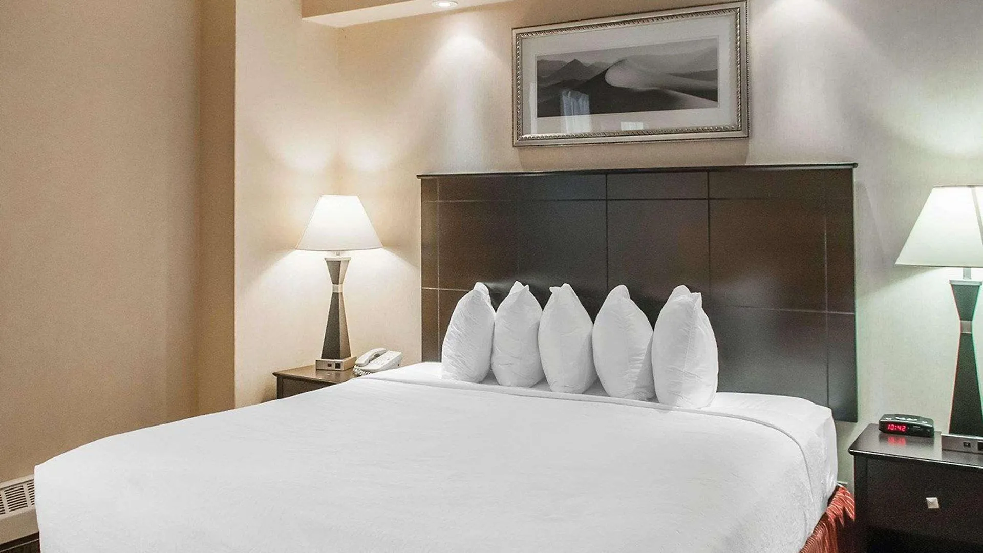 Econo Lodge Inn & Suites Downtown Toronto
