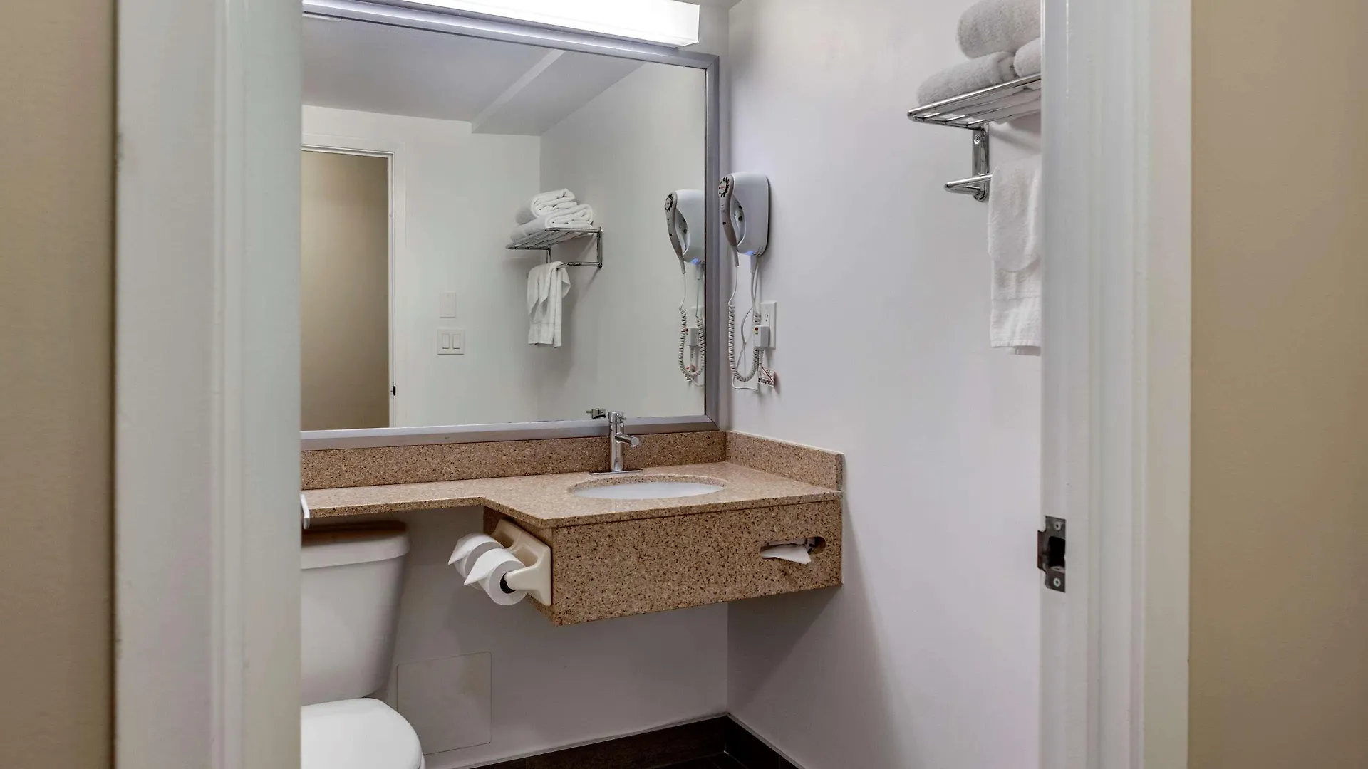 Econo Lodge Inn & Suites Downtown Toronto 2*,  Canada