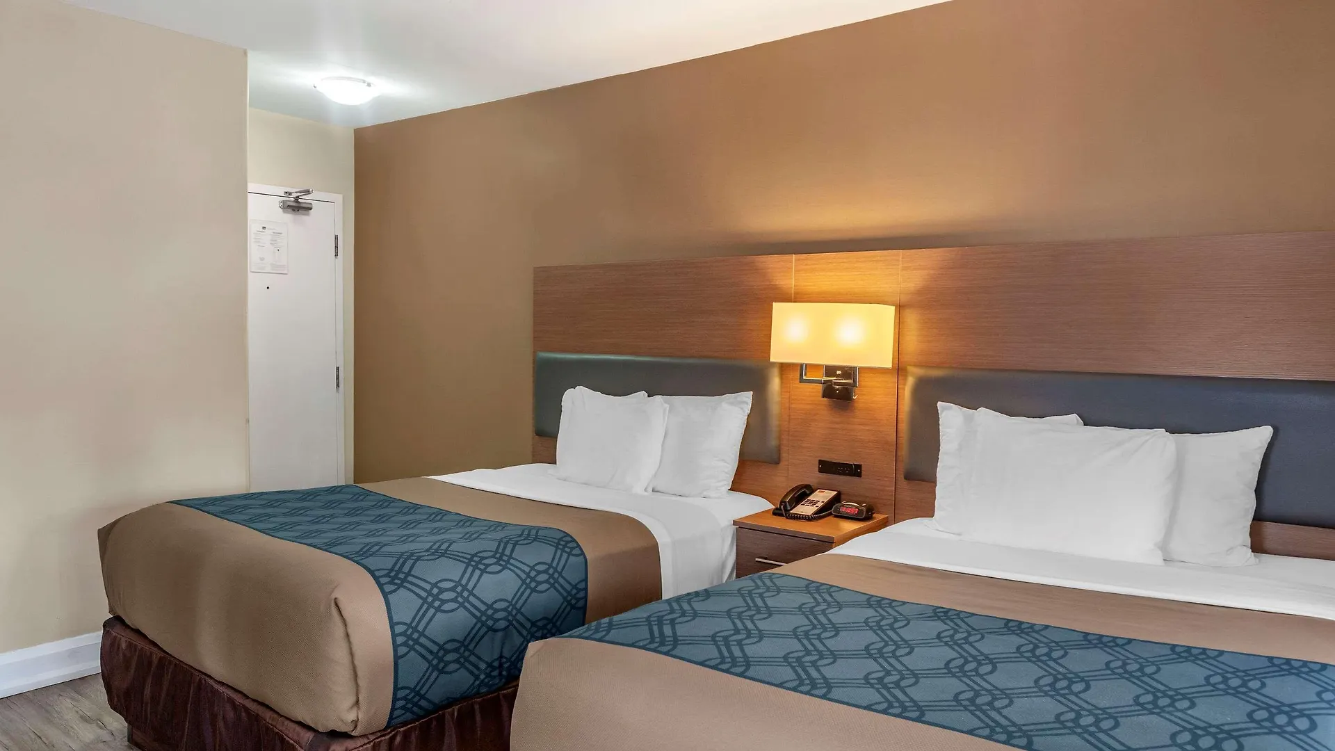 Econo Lodge Inn & Suites Downtown Toronto 2*,
