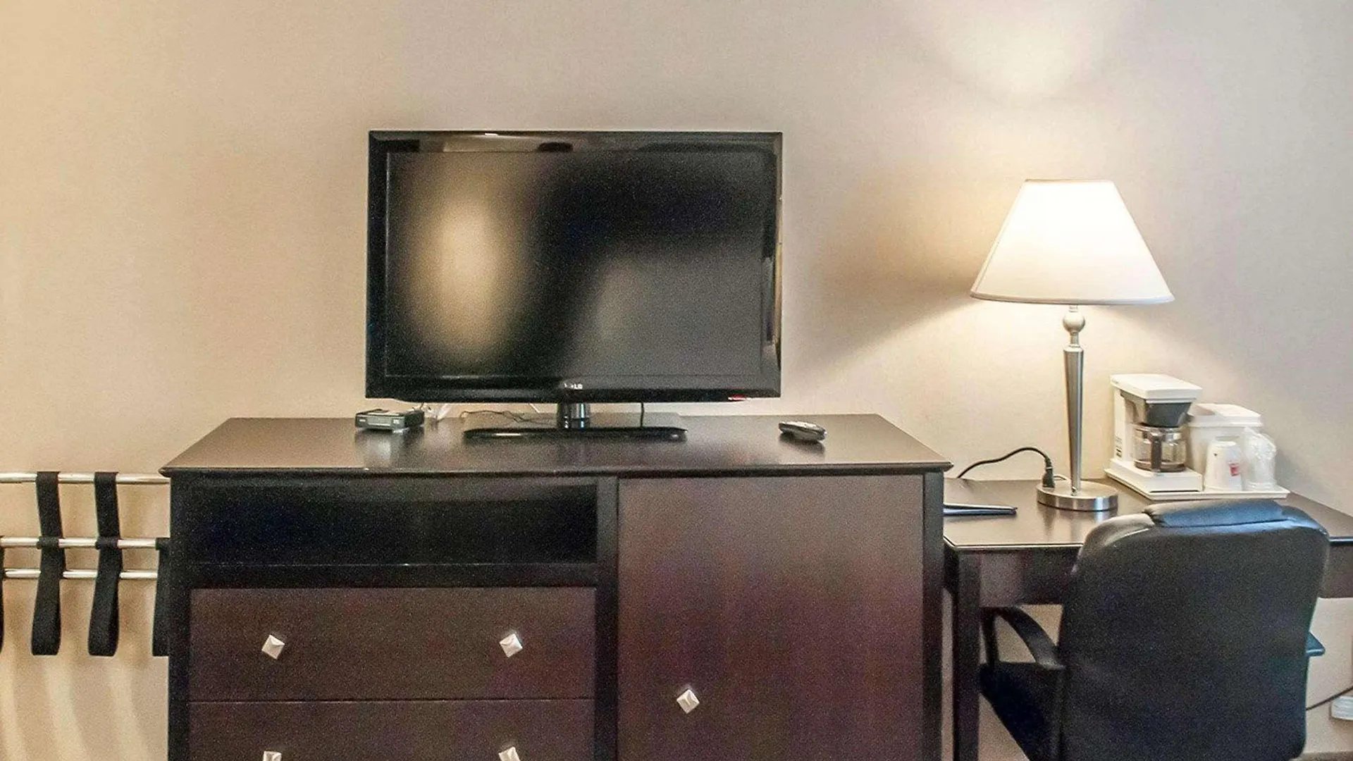 Econo Lodge Inn & Suites Downtown Toronto 2*,