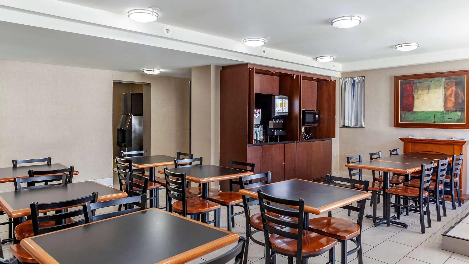 Econo Lodge Inn & Suites Downtown Toronto Hotel