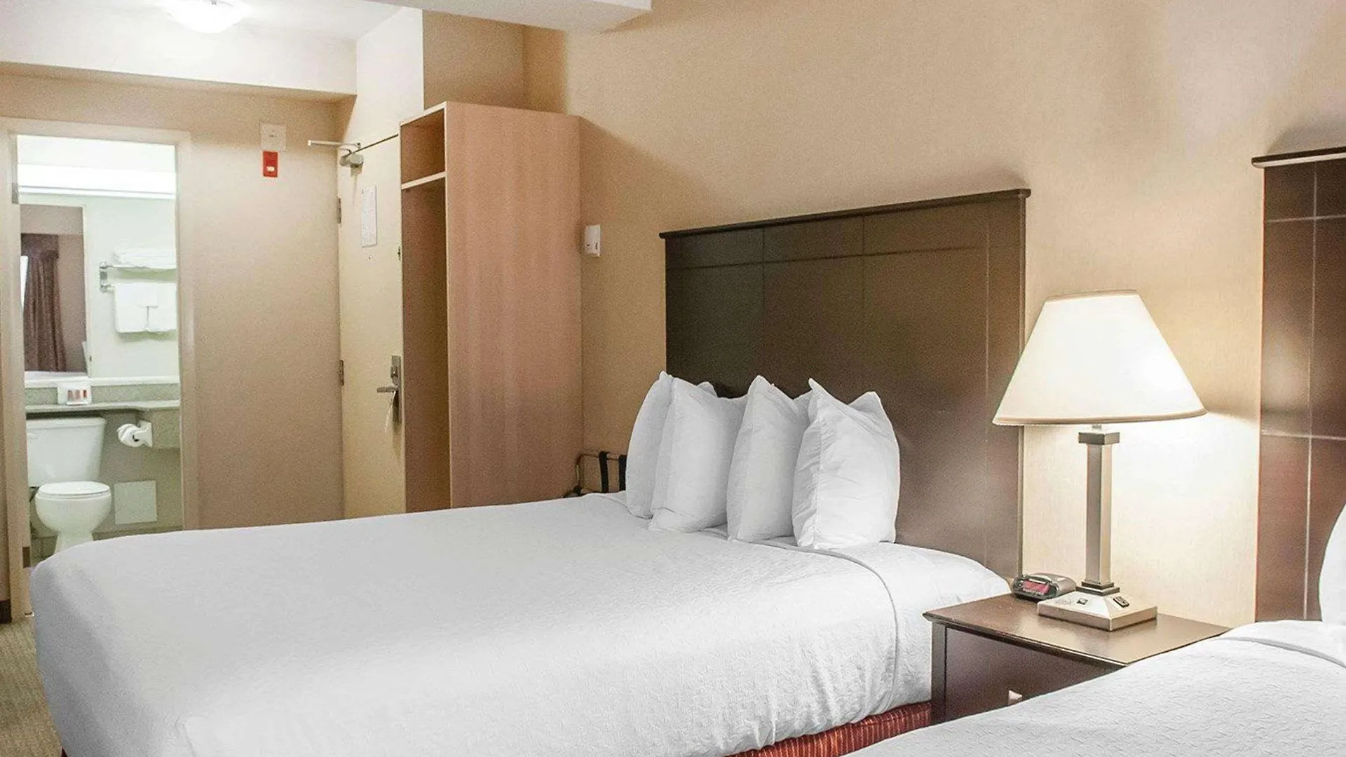 Econo Lodge Inn & Suites Downtown Toronto