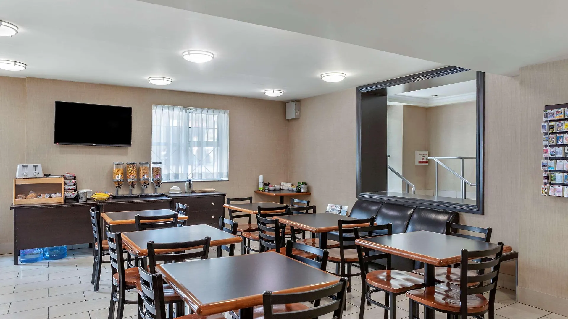 Econo Lodge Inn & Suites Downtown Toronto
