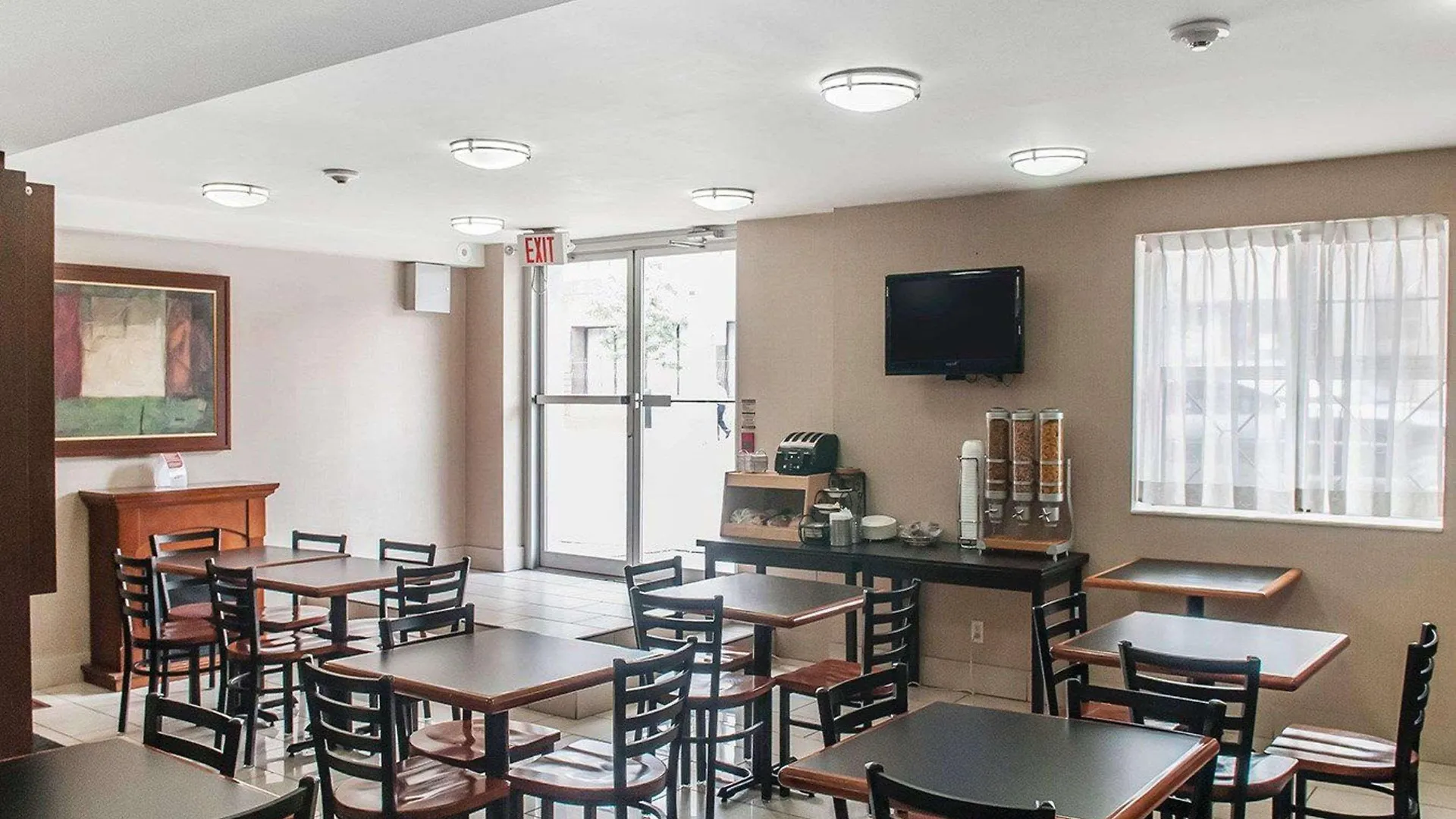 Econo Lodge Inn & Suites Downtown Toronto Canada