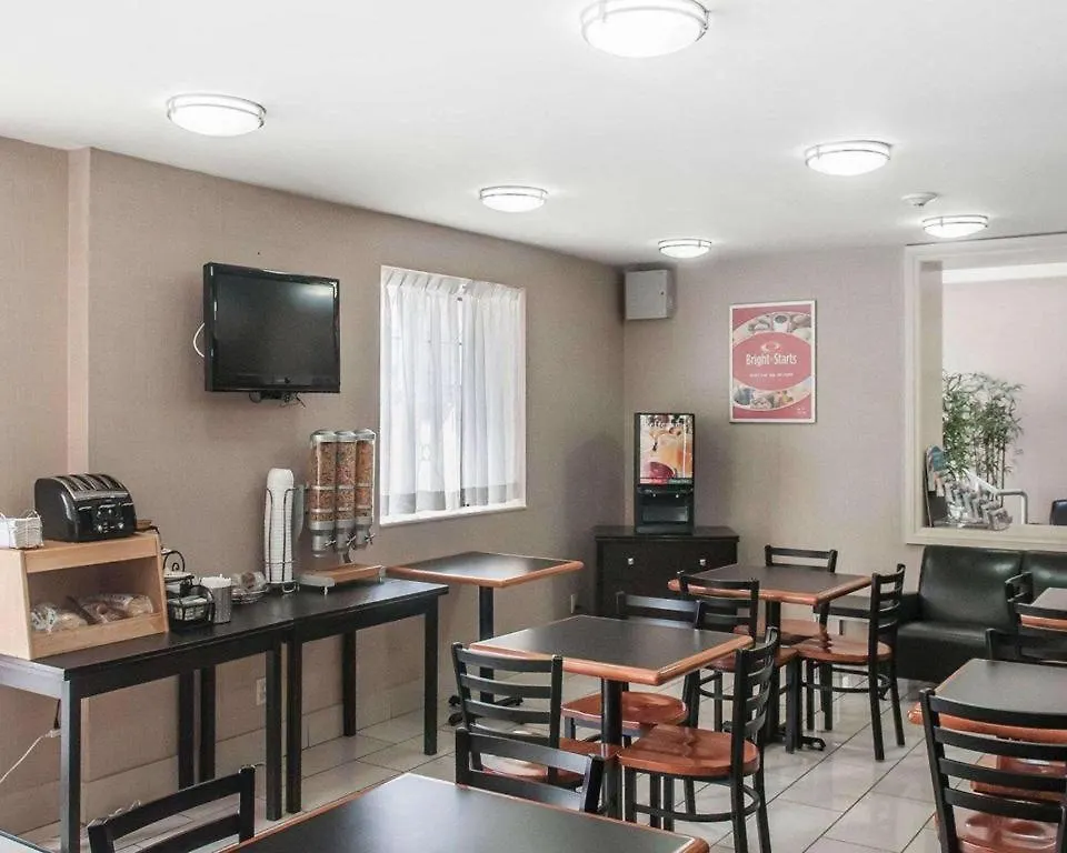 Econo Lodge Inn & Suites Downtown Toronto Canada