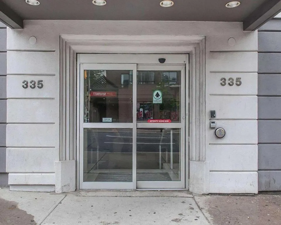 Econo Lodge Inn & Suites Downtown Toronto 2*,  Canada