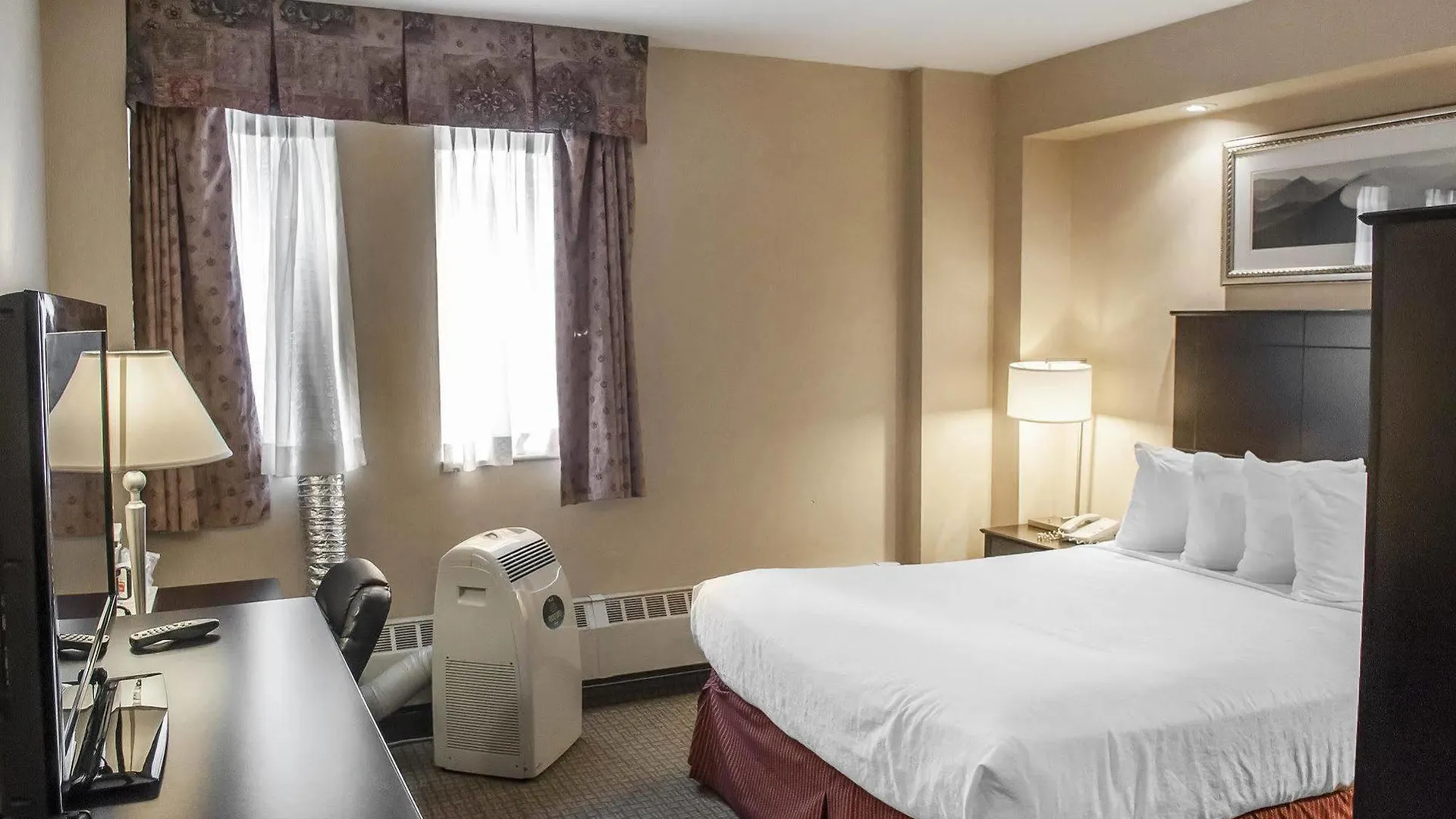 Econo Lodge Inn & Suites Downtown Toronto 2*,